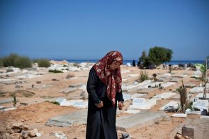 A grievingg woman in a Tripoli cemetery (Photo: Benjamin Lowy)