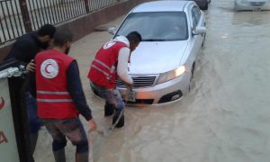 The Libyan Red Crescent helping a stranded car in deep rain water (Photo: Libyan Red Crescent).