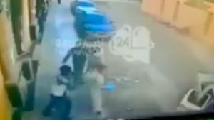 ibril Awhaidah being grabbed in Tripoli (Screen grab akhbarlibya24)
