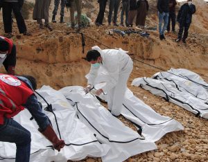 Red Crescent volunteers bagging more migrant corpses (Photo: social media)