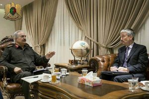 Khalifa Hafter with UK envoy Peter Millett today (Photo: LNA)