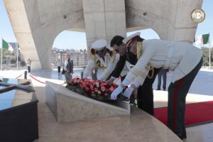 Serraj lays a wreath at the Matyrs' Memorial in Algiers (Photo: PC)
