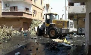 A bulldozer removed heavy rubble and rubbbish (Tunis/Tripoli, 30 July 2017)