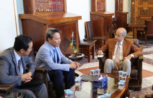 South Korean ambassador Kim Young-chee (centre) with Central Bank of Libya governor (Sad